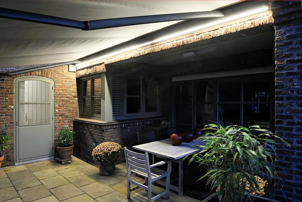 led luči v kaseti tende brustor b27