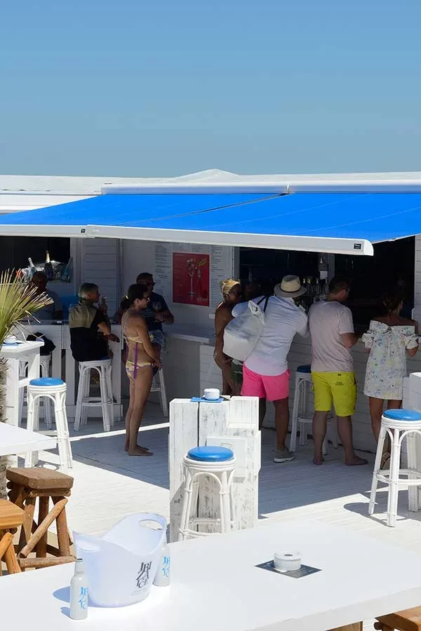 Tenda nad barom na plaži