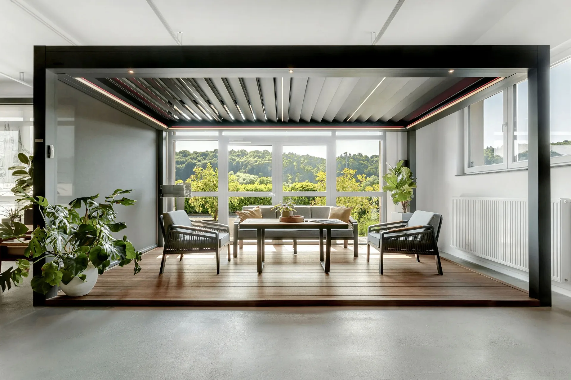 Razstavni salon – bioklimatska pergola z lesenim podom